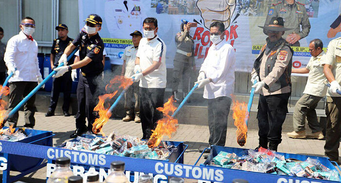 Tedy Rusmawan dan Asep Sudrajat Ikut Musnahkan Rokok Ilegal