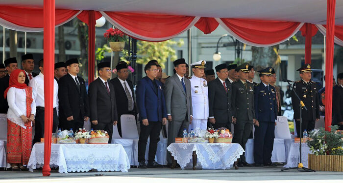 Ketua DPRD Kota Bandung, H. Tedy Rusmawan, A.T., M.M., dan Anggota DPRD Kota Bandung, Rendiana Awangga menghadiri kegiatan upacara Peringatan Hari Kesaktian Pancasila Tingkat Kota Bandung Tahun 2023, di Plaza Balai Kota Bandung, Minggu, (01/10/2023). Nicko/Humpro DPRD Kota Bandung.