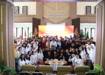 DPRD Jawa Barat Terima Studi Lapangan SMP Sumatera 40 Bahas Tugas dan Fungsi Dewan Perwakilan Rakyat Daerah