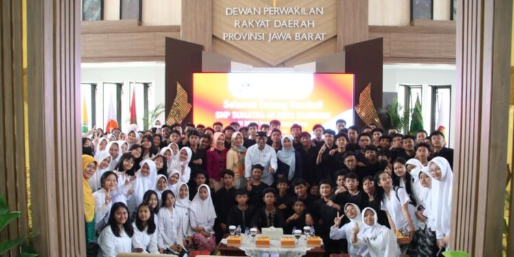 DPRD Jawa Barat Terima Studi Lapangan SMP Sumatera 40 Bahas Tugas dan Fungsi Dewan Perwakilan Rakyat Daerah