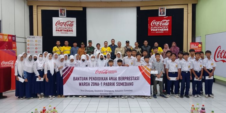 Coca-Cola Europacific Partners Indonesia Salurkan Bantuan Pendidikan Anak Berprestasi Warga Sekitar Pabrik Sumedang