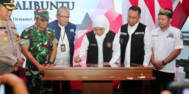 Gubernur Khofifah Resmikan Pintu Air dan Parapet di Desa Kalibuntu Probolinggo