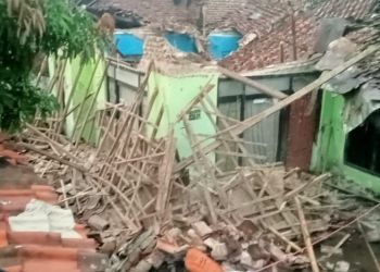 Lapuk Dimakan Usia, Rumah Apid Warga Kampung Pamoyanan Sukagalih Garut Mendadak Ambruk