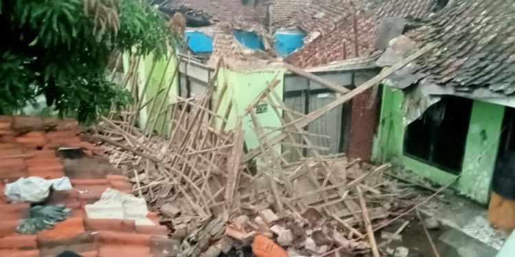 Lapuk Dimakan Usia, Rumah Apid Warga Kampung Pamoyanan Sukagalih Garut Mendadak Ambruk