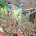 Lapuk Dimakan Usia, Rumah Apid Warga Kampung Pamoyanan Sukagalih Garut Mendadak Ambruk