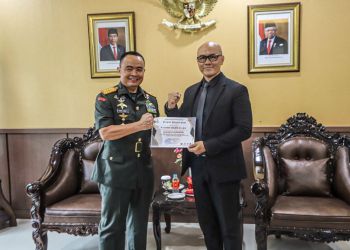 Latih Bela Diri Taruna-Taruni, Edwin Senjaya Terima Penghargaan dari Akademi Militer Magelang