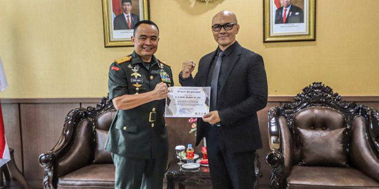 Latih Bela Diri Taruna-Taruni, Edwin Senjaya Terima Penghargaan dari Akademi Militer Magelang