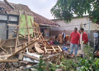 Legislator Muda Yudha Puja Turnawan Kunjungi Warga Kampung Pamoyanan Sukagalih Garut Yang Rumahnya Ambruk