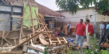 Legislator Muda Yudha Puja Turnawan Kunjungi Warga Kampung Pamoyanan Sukagalih Garut Yang Rumahnya Ambruk