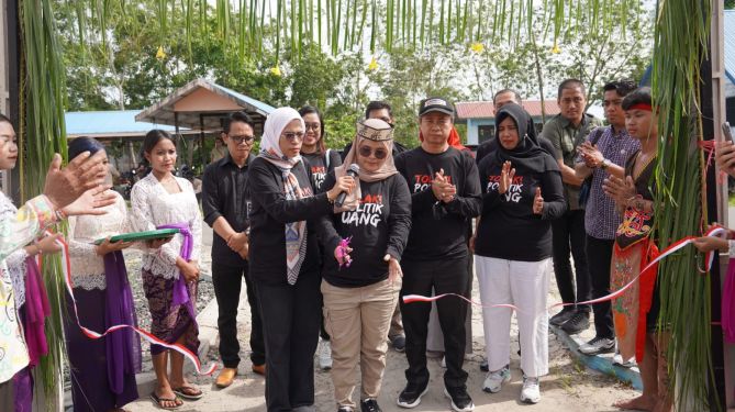 Resmikan Desa APU di Kapuas, Lolly Ajak Warga Jadikan Bawaslu Mitra