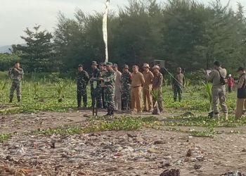 Bakti TNI untuk Negeri di Pantai Talanca Desa Loji Kecamatan Simpenan Kab. Sukabumi