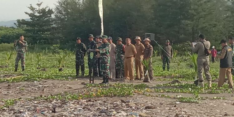 Bakti TNI untuk Negeri di Pantai Talanca Desa Loji Kecamatan Simpenan Kab. Sukabumi