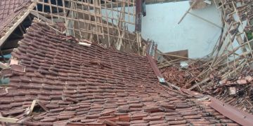 Gedung Sekolah MTS Al Anshoriyah Ambruk Akibat Hujan Deras