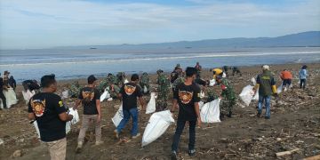 Forkopimcam Kecamatan Simpenan Bersihkan Sampah di Sekitaran Pantai Talanca Pesisir Loji