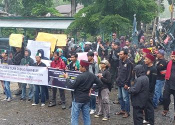 HMI Cabang Sukabumi Melakukan Unjuk Rasa ke Kantor Perkebunan Tugu Cimenteng