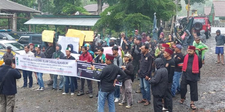 HMI Cabang Sukabumi Melakukan Unjuk Rasa ke Kantor Perkebunan Tugu Cimenteng