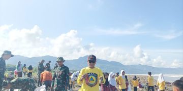100 Karung Sampah Terkumpul Dalam Kegiatan Bersih Pantai Talanca Loji