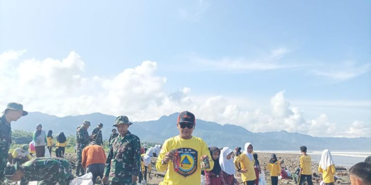 100 Karung Sampah Terkumpul Dalam Kegiatan Bersih Pantai Talanca Loji