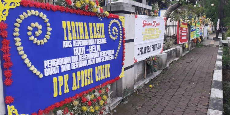 Ratusan Karangan Bunga Sambut Perpisahan Bupati Rudy Gunawan dan Wakil Bupati Helmi Budiman di Garut