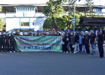 PWI Pokja Kota Bandung Bagikan Ratusan Iftar Gratis
