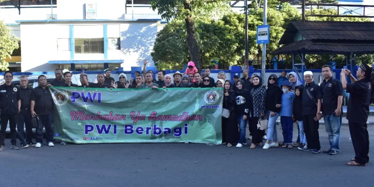 PWI Pokja Kota Bandung Bagikan Ratusan Iftar Gratis