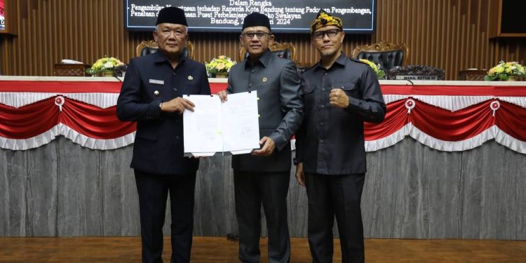 Rapat Paripurna Tetapkan Raperda Penataan Pusat Perbelanjaan dan Toko Swalayan