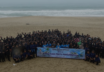 Ratusan Siswa dan Guru Gelar Aksi Pungut Sampah di Pantai Pangumbahan