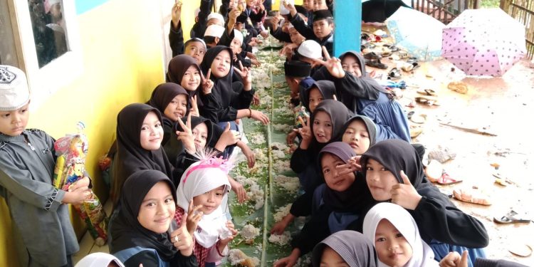 Serunya Tradisi Papajar, Ini Yang Dilakukan Siswa MDTA Al-Intidzom Beserta Orangtua