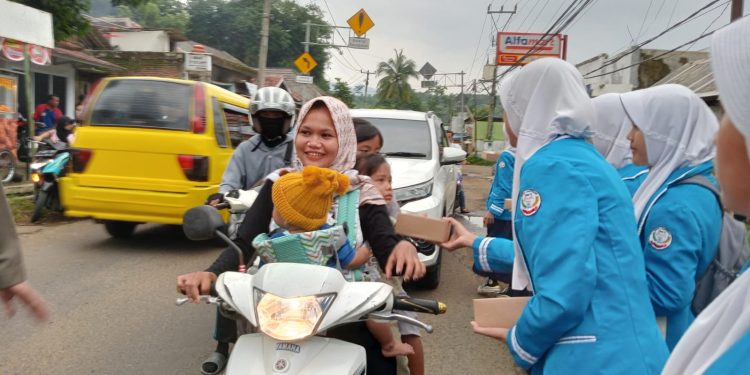Ratusan Takjil Dibagikan Anak SMPN 1 Simpenan