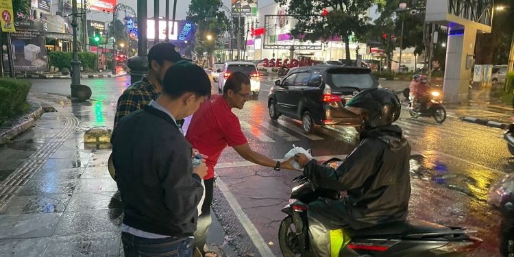 Aksi Sosial Ramadhan, D’Bronx Bagikan Ratusan Takjil Gratisp