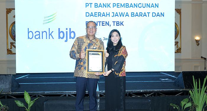 Ajang Temu Nasional bank bjb Terima Sertifikat Penerapan Sistem Manajemen dan Produk dari KAN