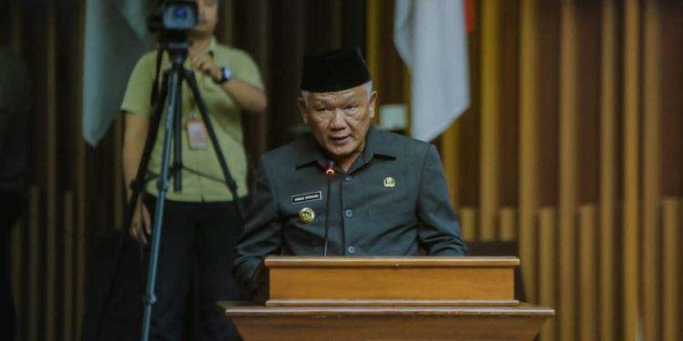 Rapat Paripurna DPRD, Pj Wali Kota Bandung Sampaikan Penjelasan Raperda tentang RPJPD Kota Bandung Tahun 2025-2045
