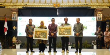 Pos Indonesia Dukung Peluncuran Prangko Seri Penanda Kota Buk Renteng di Acara HUT ke-108 Sleman