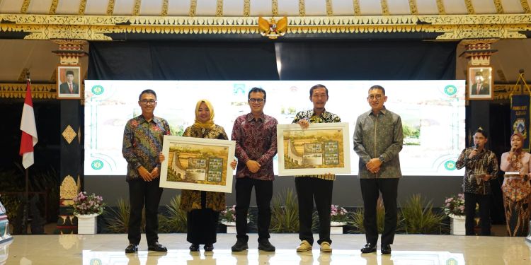 Pos Indonesia Dukung Peluncuran Prangko Seri Penanda Kota Buk Renteng di Acara HUT ke-108 Sleman