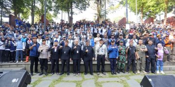 300 Orang Sulap Teras Cikapundung Jadi Makin Kinclong