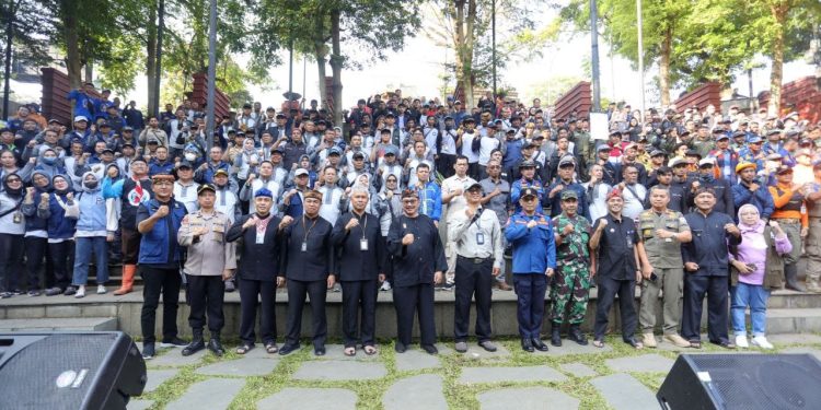 300 Orang Sulap Teras Cikapundung Jadi Makin Kinclong