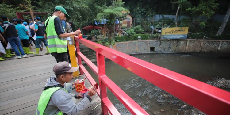 300 Orang Sulap Teras Cikapundung Jadi Makin Kinclong
