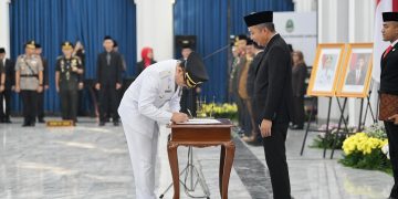 Lantik Pj Bupati Cirebon, Pesan Bey Machmudin: Layani Masyarakat dengan Penuh Dedikasi dan Tanpa Pamrih