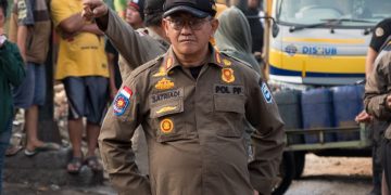 Urai Kemacetan, Satpol PP Tertibkan Pasar Tumpah di Depan Pasar Kembar