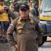 Urai Kemacetan, Satpol PP Tertibkan Pasar Tumpah di Depan Pasar Kembar