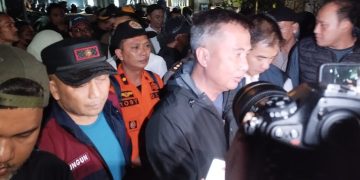 Diskar PB Kota Bandung Berhasil Menutup Pipa PDAM yang Meledak di Cibangkong