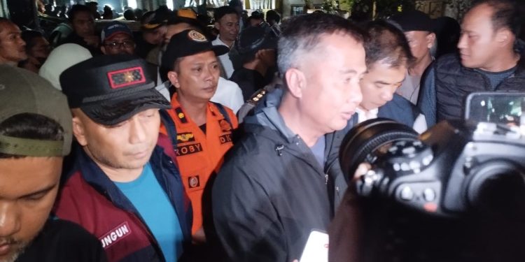 Diskar PB Kota Bandung Berhasil Menutup Pipa PDAM yang Meledak di Cibangkong