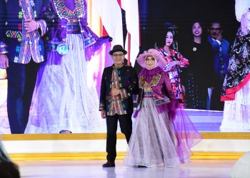 Bupati Bandung dan Ketua Dekranasda Promosikan Busana Elegan dari Tenun Majalaya