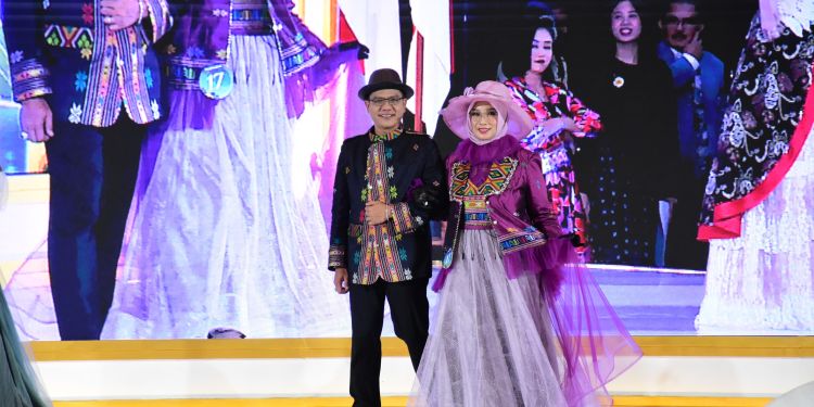 Bupati Bandung dan Ketua Dekranasda Promosikan Busana Elegan dari Tenun Majalaya