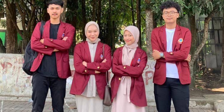 Tim PKM-PM USB Perkenalkan Ecobrick untuk Kelola Limbah Plastik