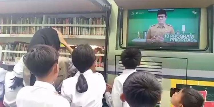 13 Program Prioritas Bupati Bandung Bisa Disimak Melalui Layar Monitor Mobil Perpustakaan Keliling