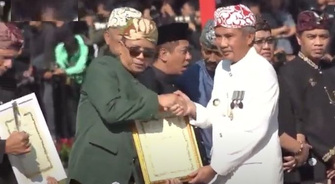 Bedas Pisan! Bupati Bandung Raih Penghargaan Kinerja Inovasi Data Kemiskinan Terbaik Se-Jawa Barat