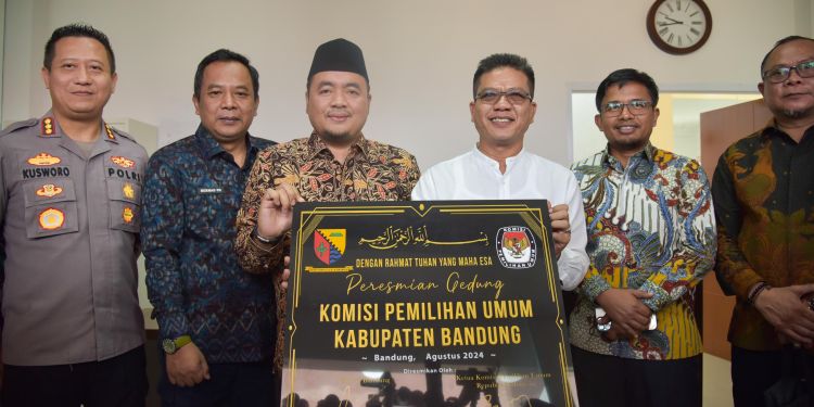 Resmikan Gedung Baru KPU, Kang DS Berharap Jadi Simbol Semangat Baru Dalam Mewujudkan Demokrasi di Kabupaten Bandung