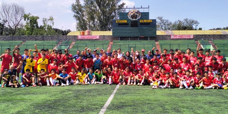 Nova Arianto Bersama Markus Haris Maulana Menggelar Coaching Clinic