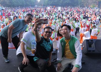 Ribuan Warga Antusias Ikuti Senam Aksi Segar Massal di Plaza Lapangan Upakarti Kabupaten Bandung